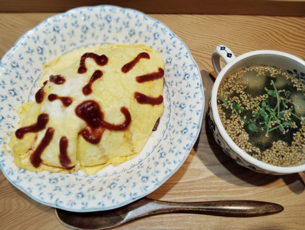 オムライス。わかめスープ(ごま、豆苗)。