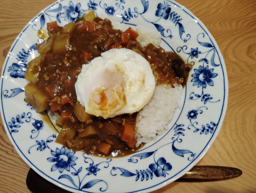 カレーライス。たまご。