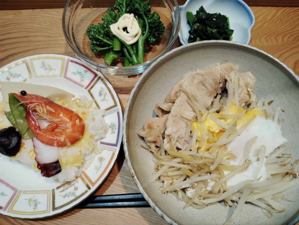 お寿司。豚肉生姜焼き、もやしと目玉焼き。ブロッコリー、マヨネーズ。ほうれん草おひたし。