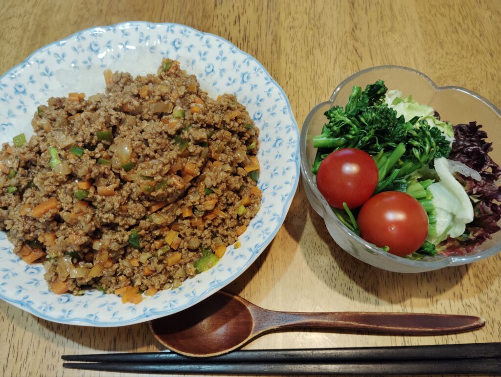 ドライカレー。サラダ(レタス、ブロッコリー、ほうれん草、ミニトマト)。