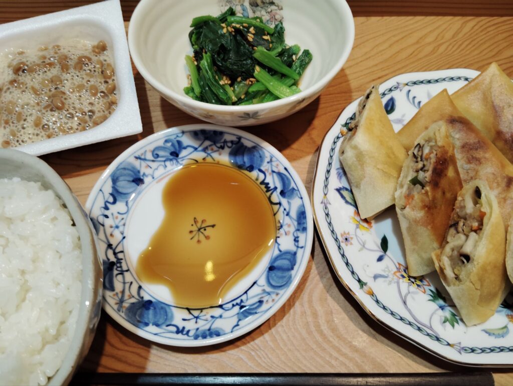 ご飯。春巻き(ひき肉、しいたけ、人参、ピーマン)、ポン酢。ほうれん草の和え物、ごま。納豆。