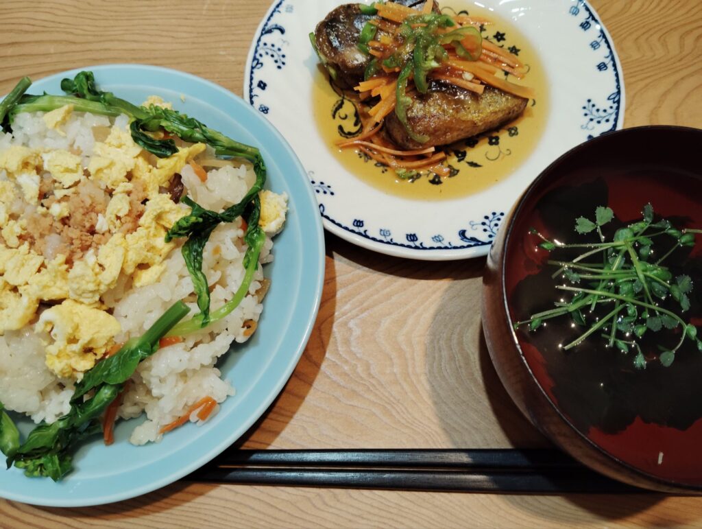 ちらし寿司（鮭フレーク、たまご、小松菜）。すまし汁（わかめ、豆苗）イワシの甘酢漬け（人参、ピーマン）。