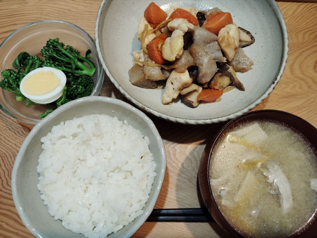 ご飯。筑前煮。豚汁。ゆでブロッコリー、ゆで卵。