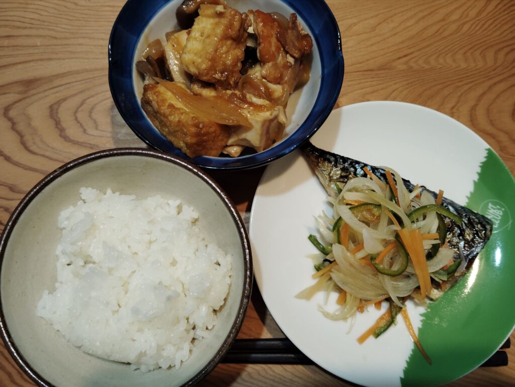 ご飯。焼きサバ南蛮漬け。厚揚げと豚肉の煮物。