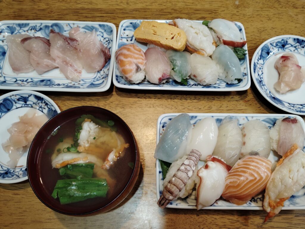 握りずし(イカ、鯛、タコ、サーモン、えび、シャコ、たまご)。しょうがの甘酢漬け。ハマチの刺身。澄まし汁(えび、ねぎ、春菊)。