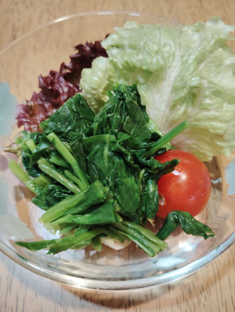 サニーレタス、ほうれん草、ミニトマト。