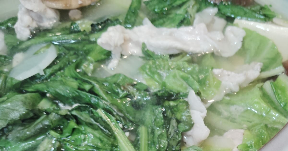 豚肉、白菜、春菊の水炊き鍋。