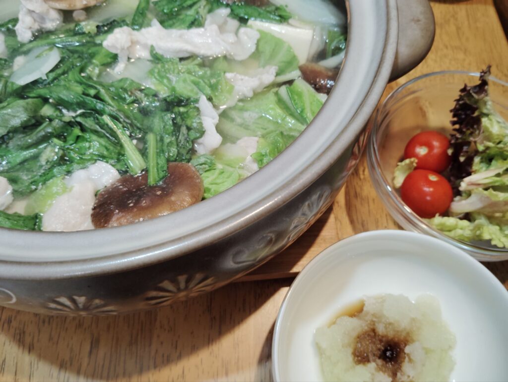 豚肉、白菜、春菊の水炊き鍋(大根、しいたけ、しめじ、とうふ)。大根おろし、ポン酢。サニーレタス、ミニトマト。