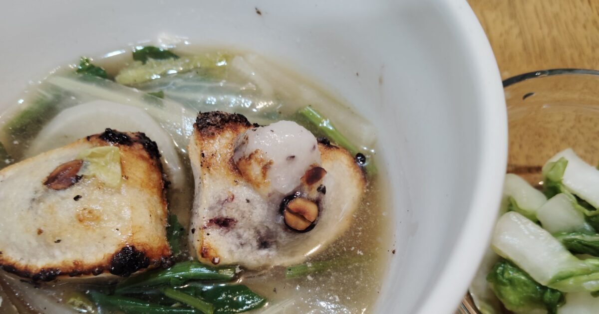 鍋の残りで豆餅のお雑煮。白菜の漬物。