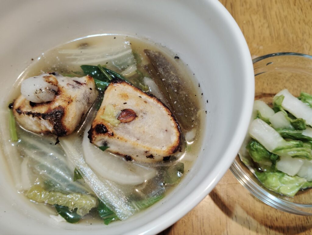 鍋の残りで作ったお雑煮。白菜の浅漬け。