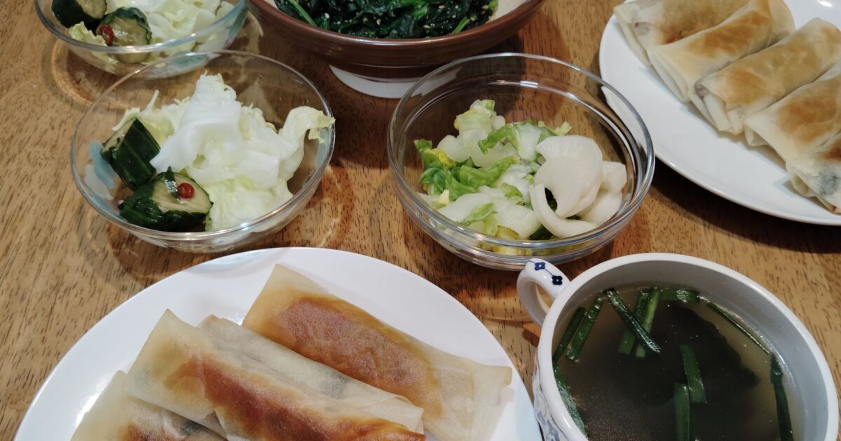 春巻き。わかめとニラのスープ。蛇腹きゅうりのゅうりのポン酢漬け。白菜の漬物。大根の漬物。