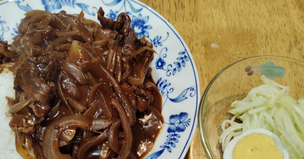 ハヤシライス。千切り大根の酢の物。セロリ（スライス）。ゆで卵。