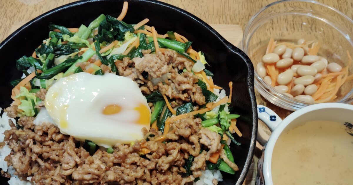 ビビンバ。人参ラぺ、蒸し大豆。茅乃舎和風だしスープ梅。