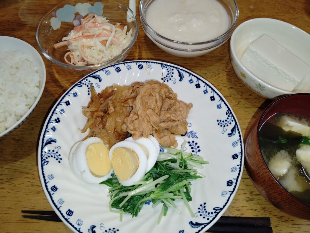 ご飯。豚肉と玉ねぎのポークチャップ風。大根人参サラダ。とろろ。とうふ。みそ汁(とうふ、わかめ)。