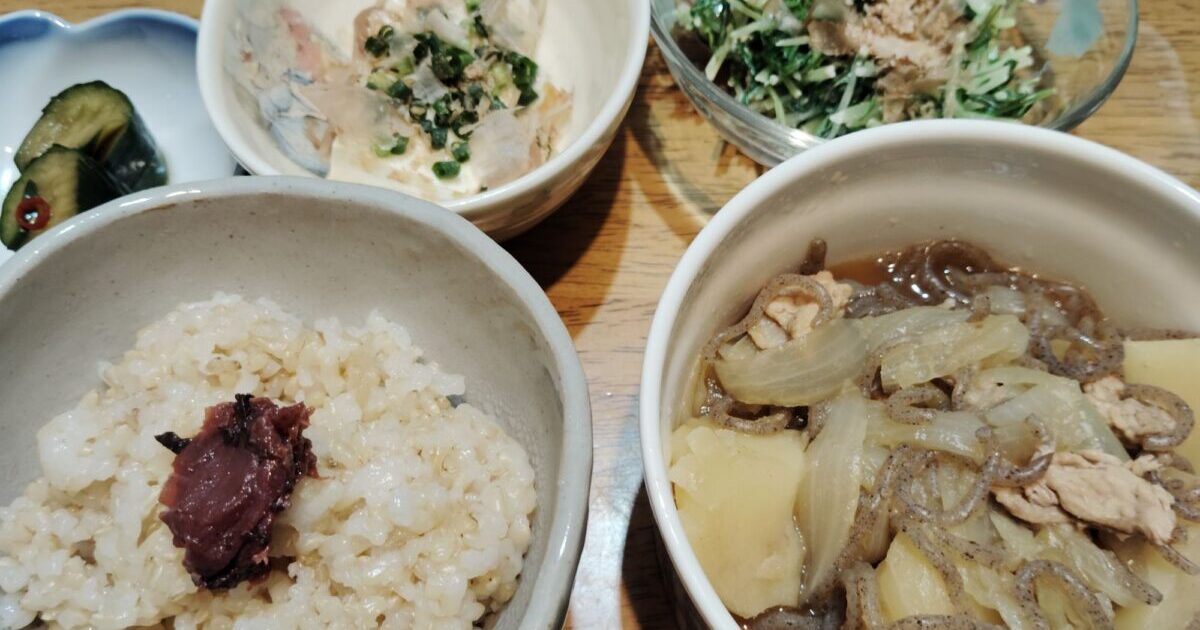 玄米ご飯、梅干し。肉じゃが。冷奴（ねぎ、鰹節）。水菜のゴママヨネーズ和え。蛇腹きゅうりのポン酢漬け。