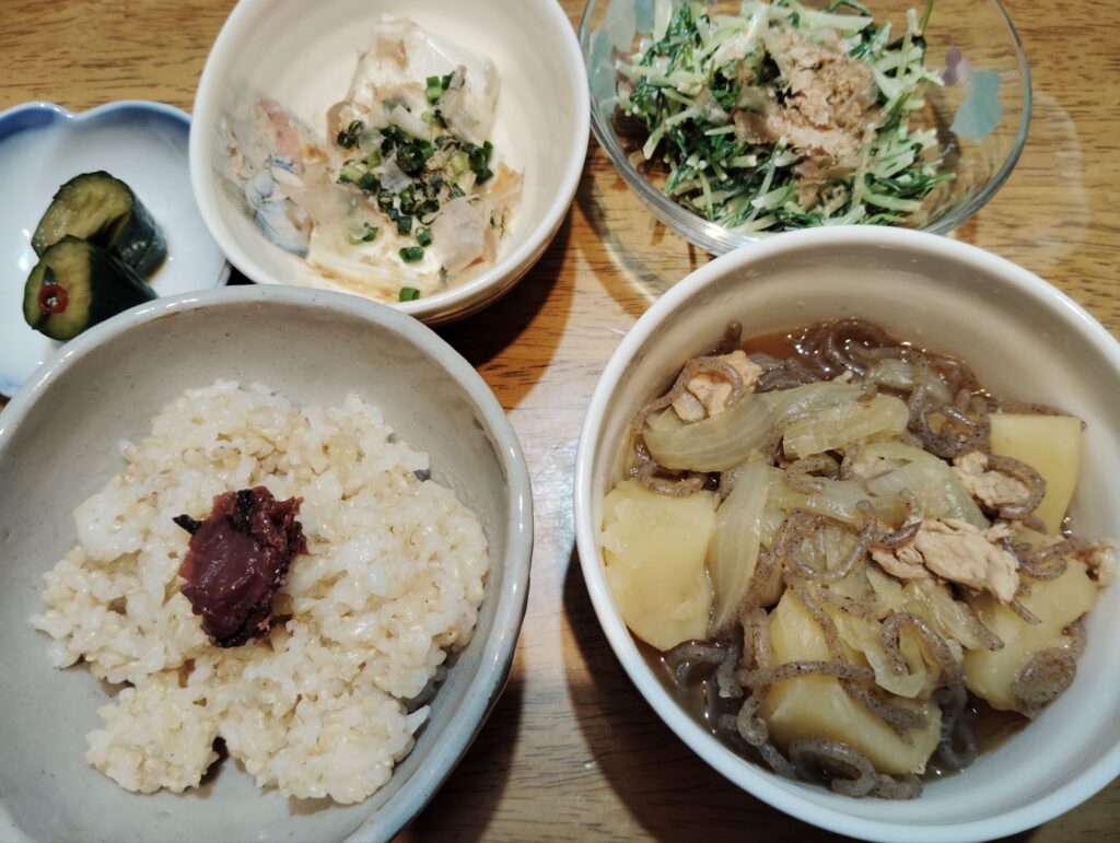 玄米ご飯、梅干し。肉じゃが。冷奴（ねぎ、鰹節）。水菜のゴママヨネーズ和え。