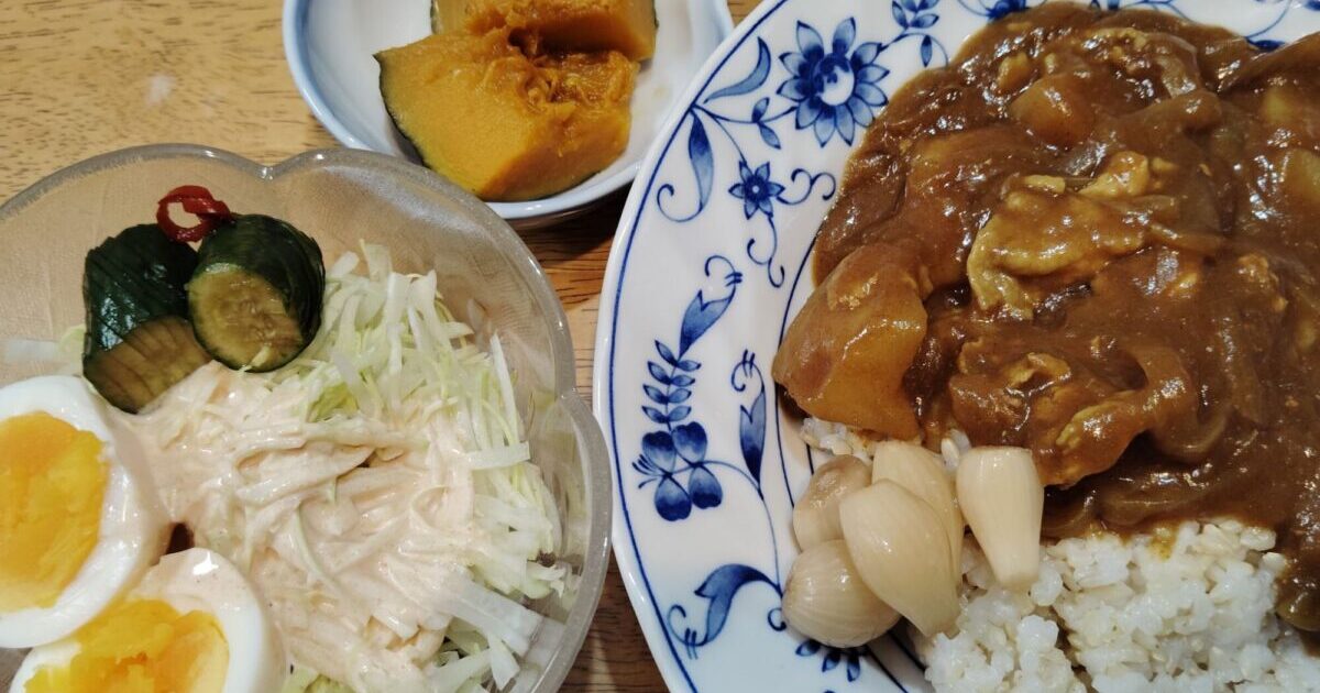 ポークカレー・玄米ご飯、らっきょう。かぼちゃの煮物。大根・キャベツの千切り、オーロラソース、ゆで卵、蛇腹きゅうりのポン酢漬け。