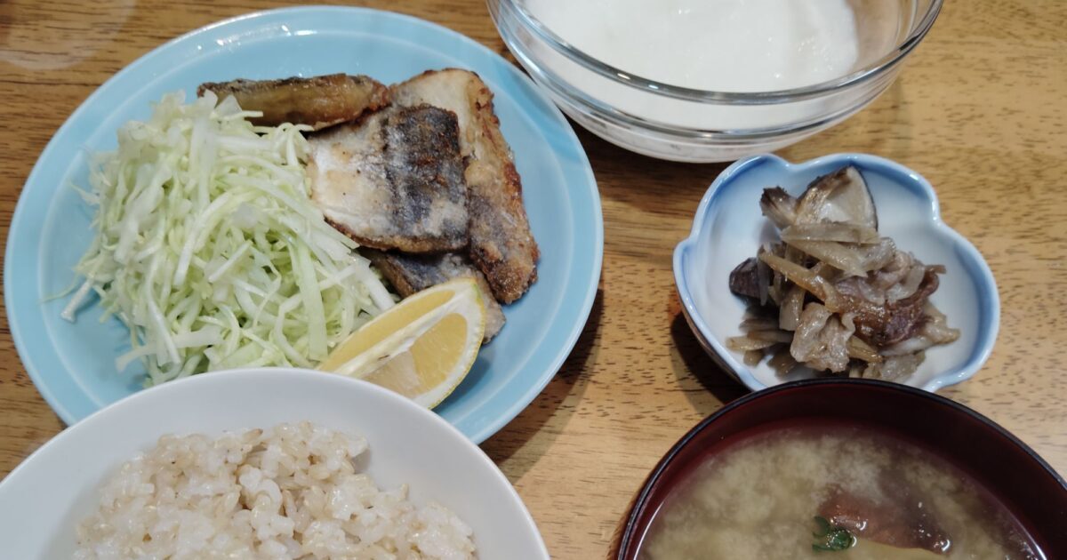 玄米ご飯。みそ汁（わかめ、玉ねぎ、しいたけ）。鰆の竜田揚げ、キャベツと大根の千切り、レモン。ごぼう・しいたけ・豚肉のきんぴら。長芋のとろろ。