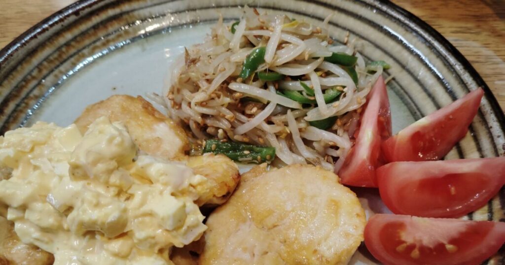 チキン南蛮、タルタルソース、トマト、もやしとピーマンのナムル。