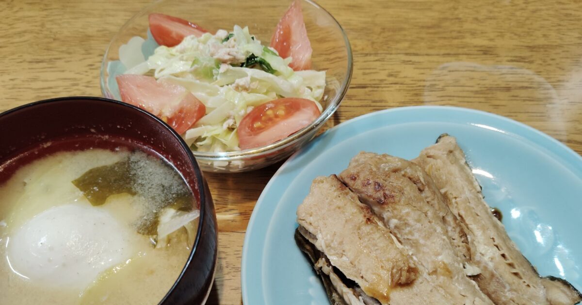 ほっけの昆布醤油漬け。 キャベツのツナマヨサラダ（青梗菜）、トマト。落とし卵のみそ汁（わかめ、玉ねぎ、大根）。