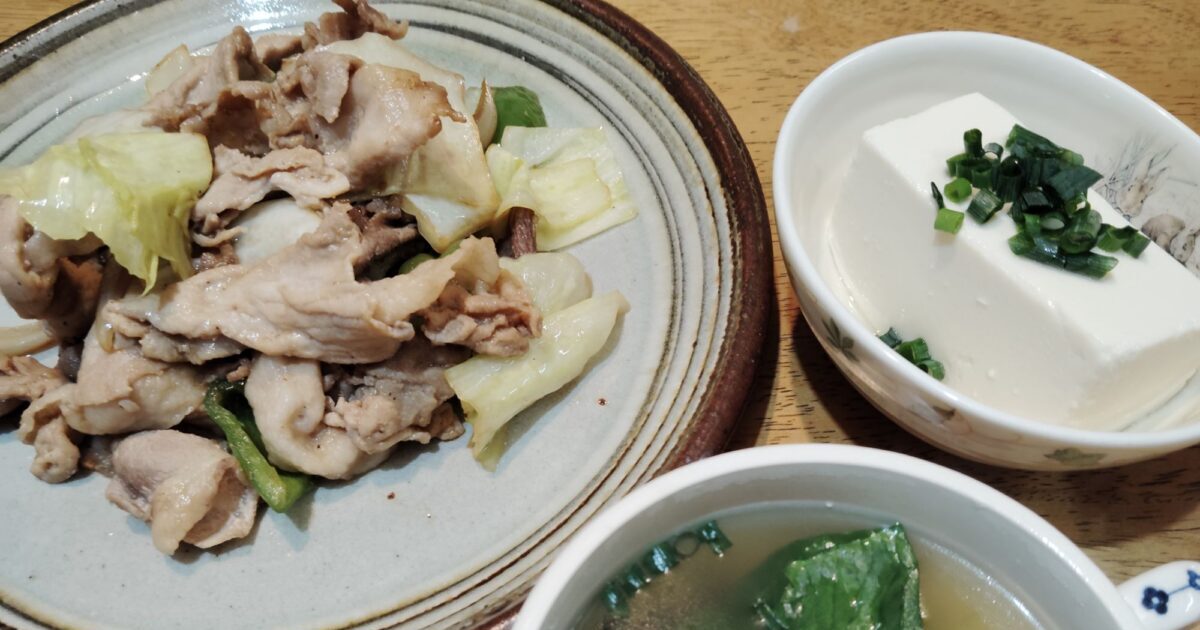 豚肉と野菜の焼き肉のタレ炒め（キャベツ、玉ねぎ、ピーマン）。とうふ、ねぎ。青梗菜とわかめのスープ。