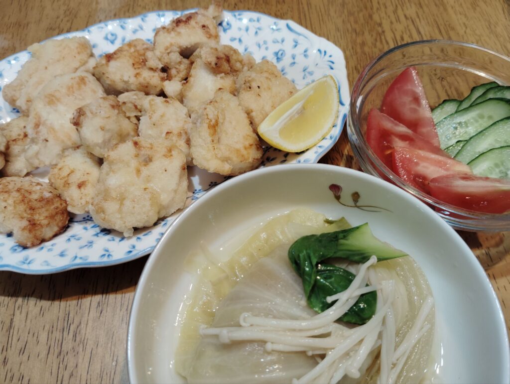 唐揚げ、レモン。ロールキャベツ(青梗菜、えのき)。トマト、きゅうり。
