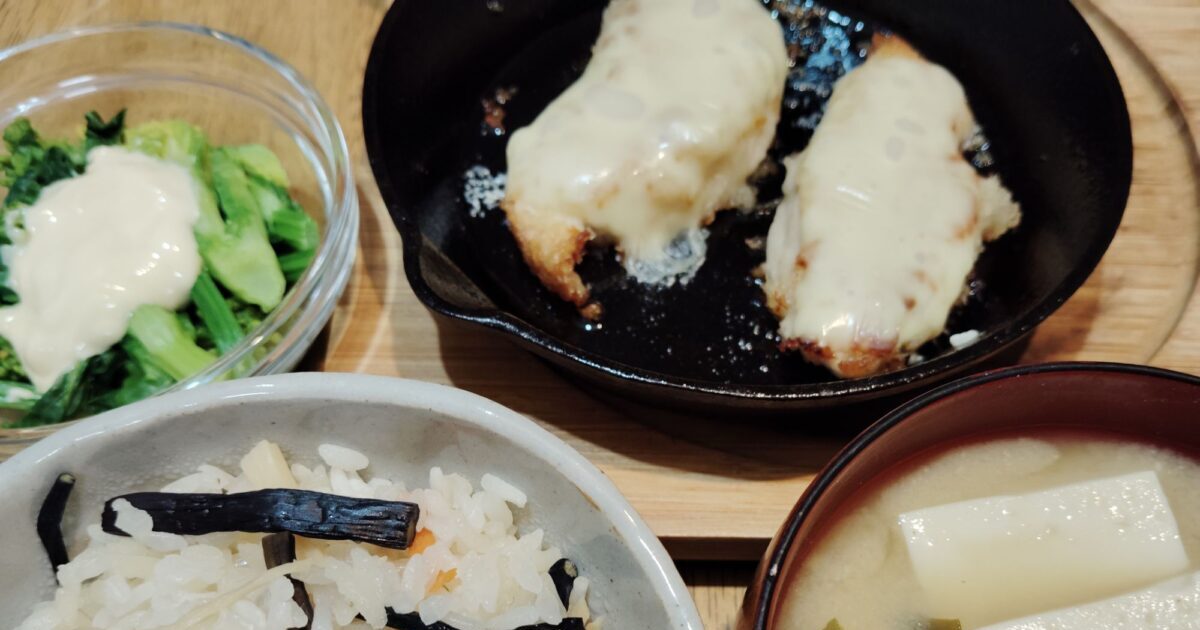 山菜おこわ。とうふとわかめのみそ汁。ささみフライのチーズ乗せ。菜の花、マヨネーズ。