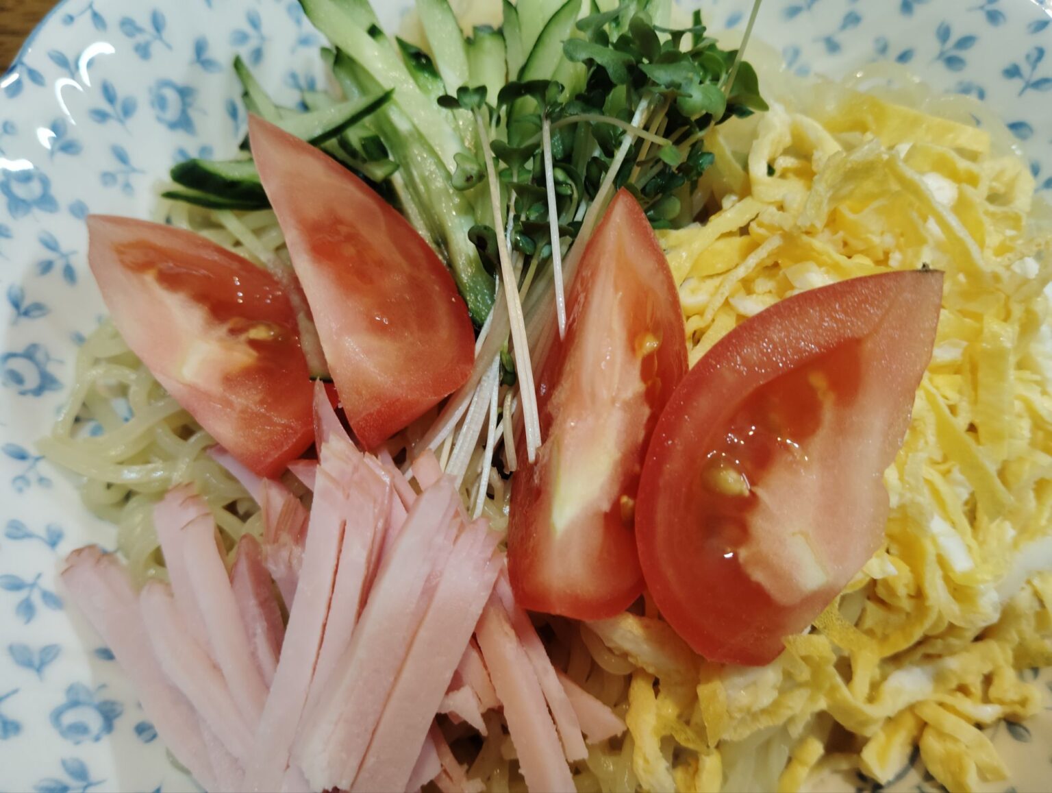 冷麺。たまご、きゅうり、ハム、トマト、ブロッコリーの新芽。