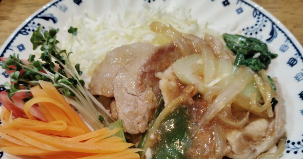 豚肉生姜焼き。玉ねぎ、チンゲン菜、ピーマンのソテー。人参ラぺ。千切りキャベツ、ブロッコリースプラウト。