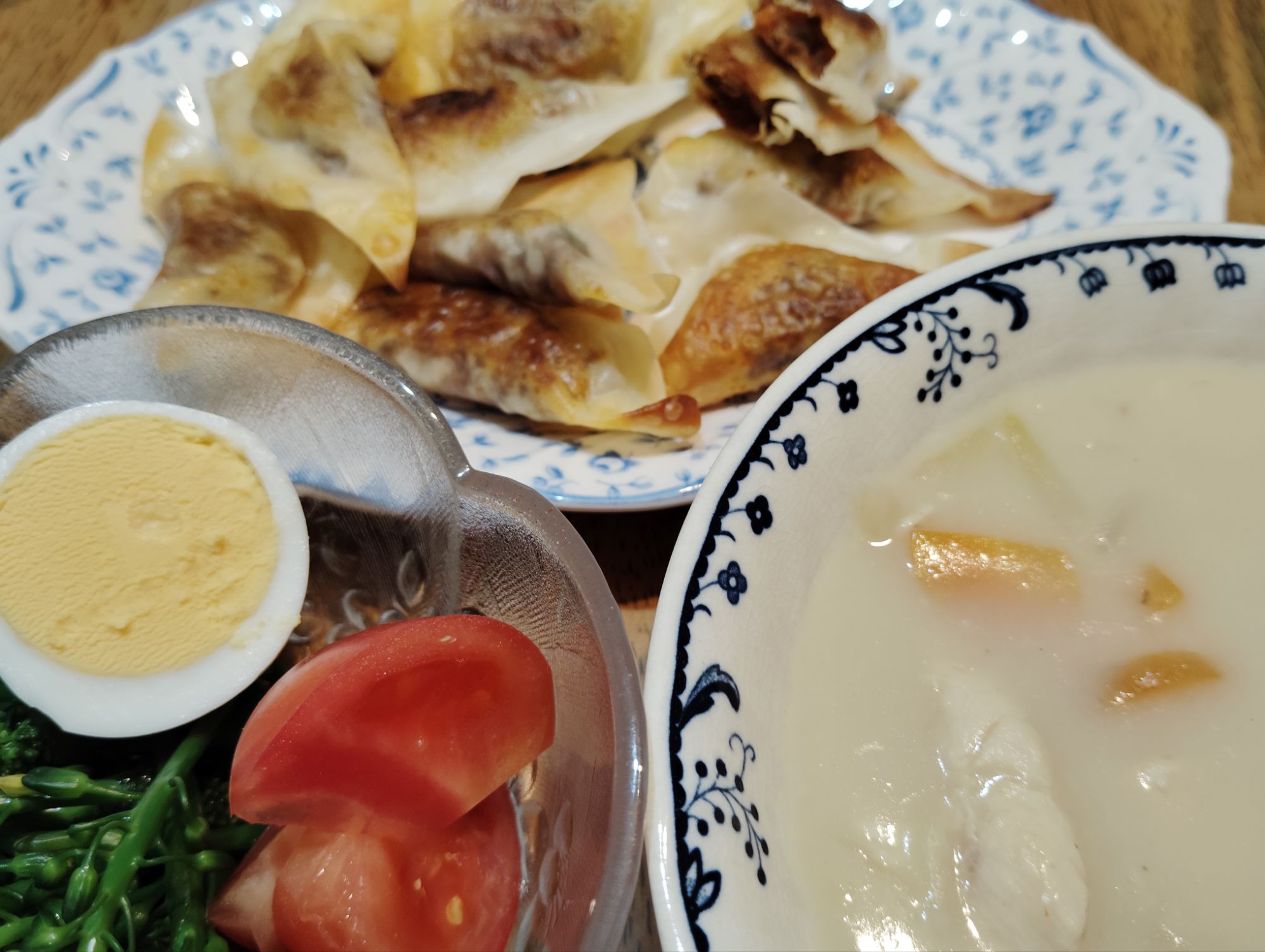 シュウマイの皮でドライカレー包み揚げ。ホワイトシチュー(ササミ、玉ねぎ、人参、じゃがいも)。サラダ(ゆで卵、ゆでブロッコリー、トマト)。