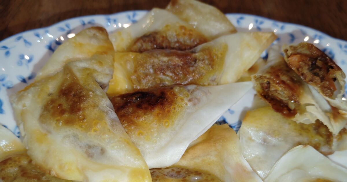 シュウマイの皮でドライカレー包み揚げ。