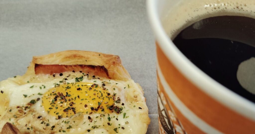 目玉焼きデニッシュ、コーヒー。