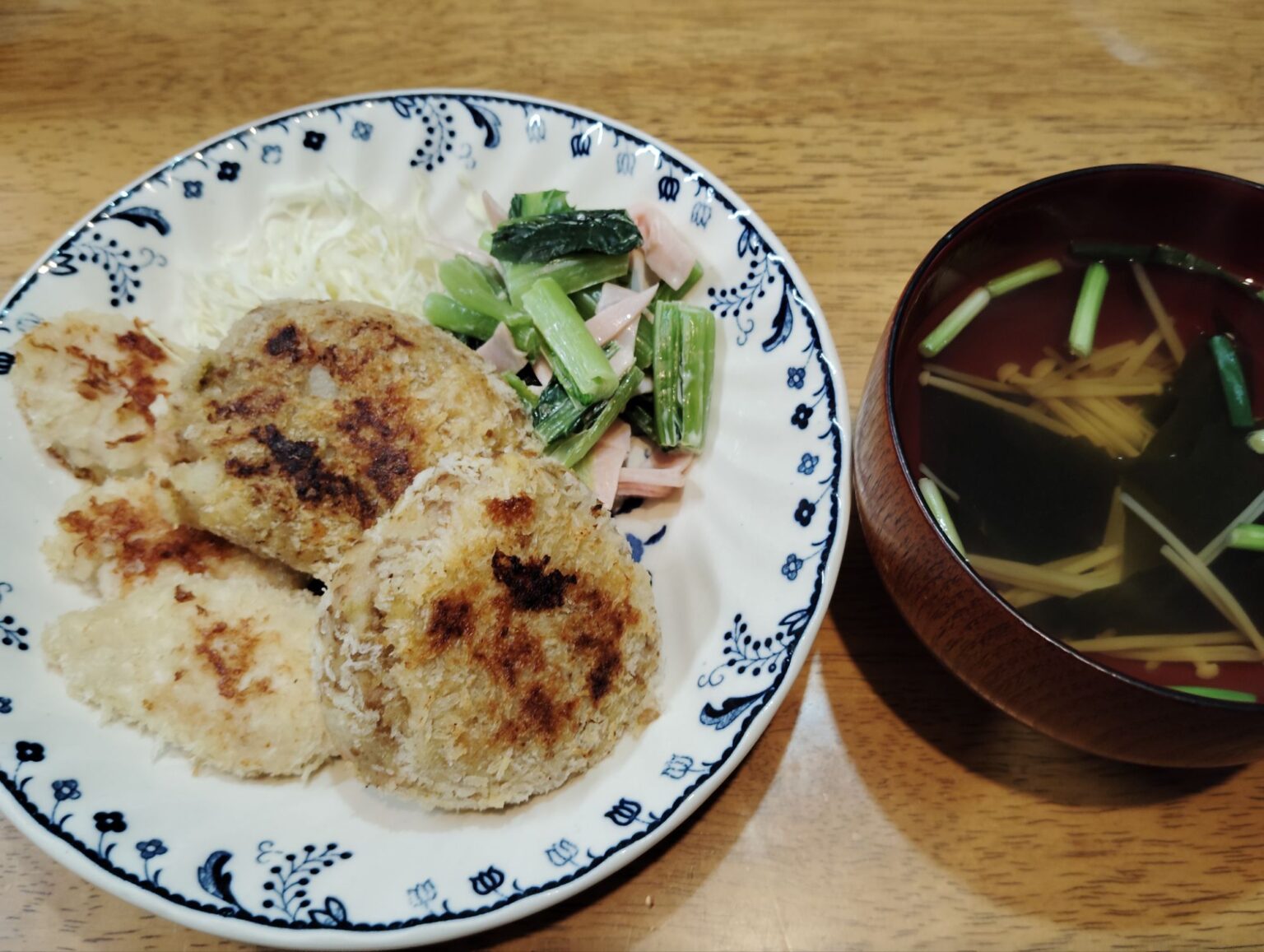 コロッケ。ささみフライ。千切りキャベツ。小松菜とハムのサラダ。わかめとえのきのすまし汁。