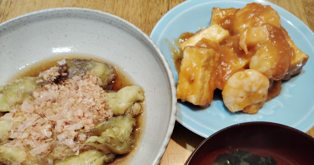 えびチリ（厚揚げ）。焼きナス。わかめのすまし汁。