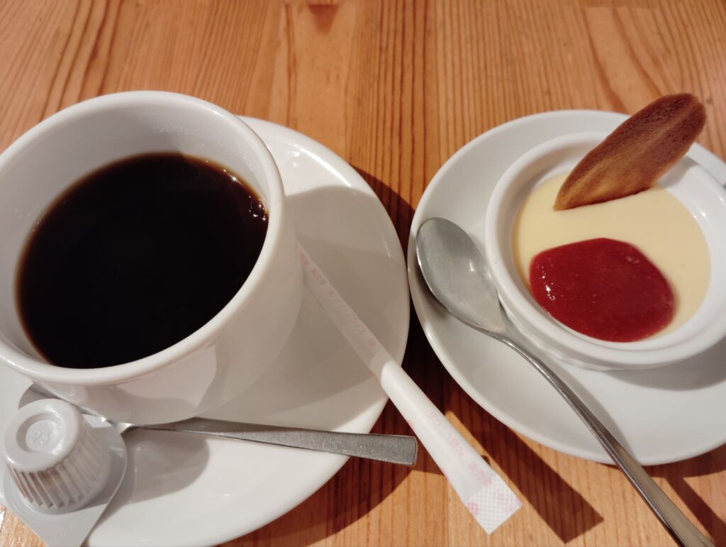 コーヒー。プリン・イチゴソース。