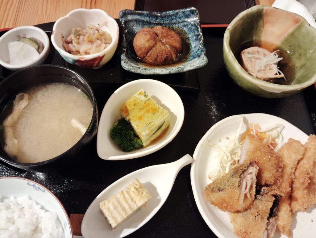 ご飯。みそ汁。魚・いかフライ。創作料理の数々。