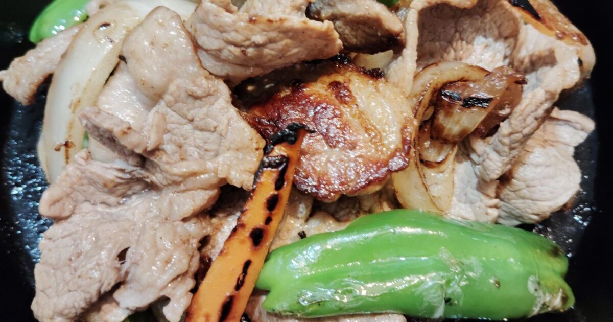 スキレット焼き肉（牛肉、玉ねぎ、にんじん、ピーマン）。
