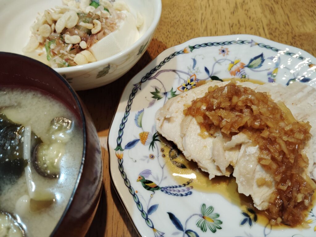 冷凍胸肉で簡単胸肉の香味タレ。ナスのみそ汁（油揚げ、わかめ、えのき）。冷奴（オクラ、天かす、かつお節）。