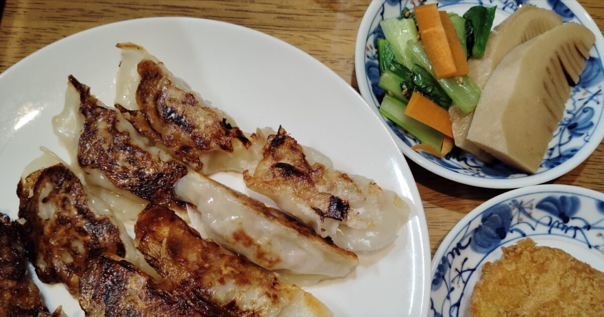 手作り餃子。筍の煮物。小松菜と人参のナムル。市販のかぼちゃコロッケ。