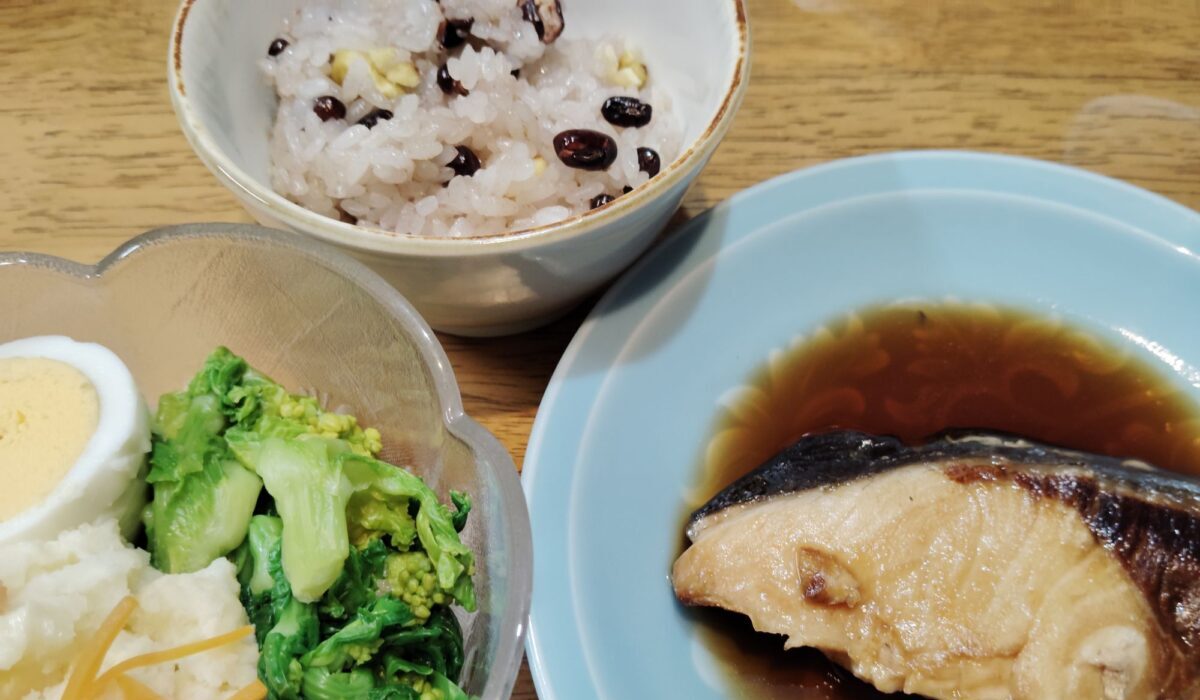 栗入り赤飯。ぶりの照り焼き。明太子ポテトサラダ。菜の花。ゆで卵。人参ラぺ。