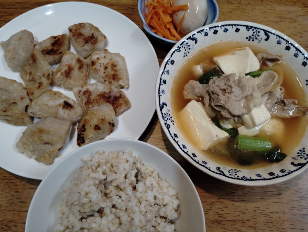 豆腐チゲスープ。たけのこの唐揚げ。味付け卵。人参ラぺ。玄米ご飯。