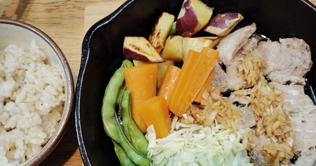 玄米ごはん。豚肉ソテー、香味たれ。千切りキャベツ。人参グラッセ。さつま芋の素焼き。えんどうソテー。