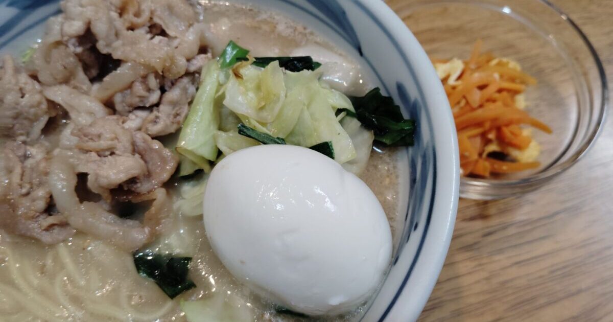 マルタイ濃厚豚骨ラーメン、豚こま肉の照り焼き、キャベツ・ニラ炒め、ゆで卵。人参しりしり。