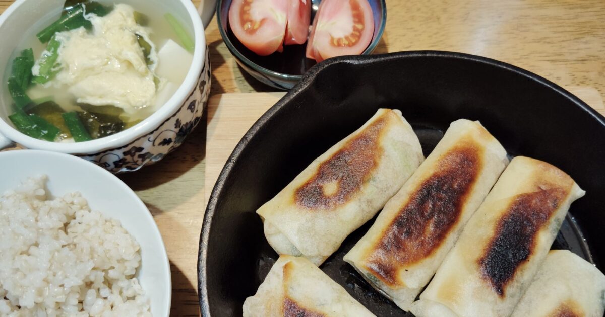 玄米ご飯。春巻き。卵とニラのスープ（とうふ、わかめ）、トマト。