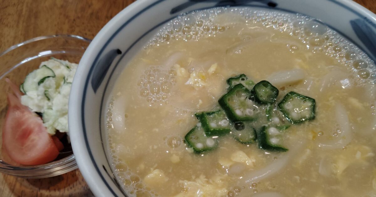 卵とじうどん。ポテトサラダ、トマト。