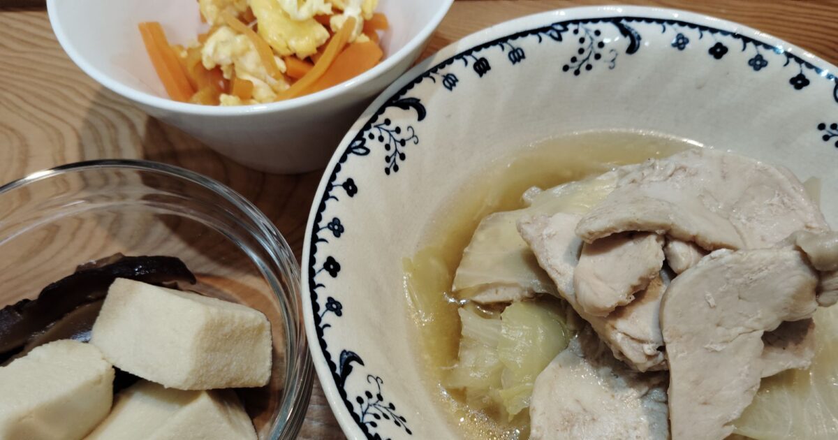 キャベツと鶏胸肉の煮物。人参しりしり。高野豆腐、しいたけの煮物。