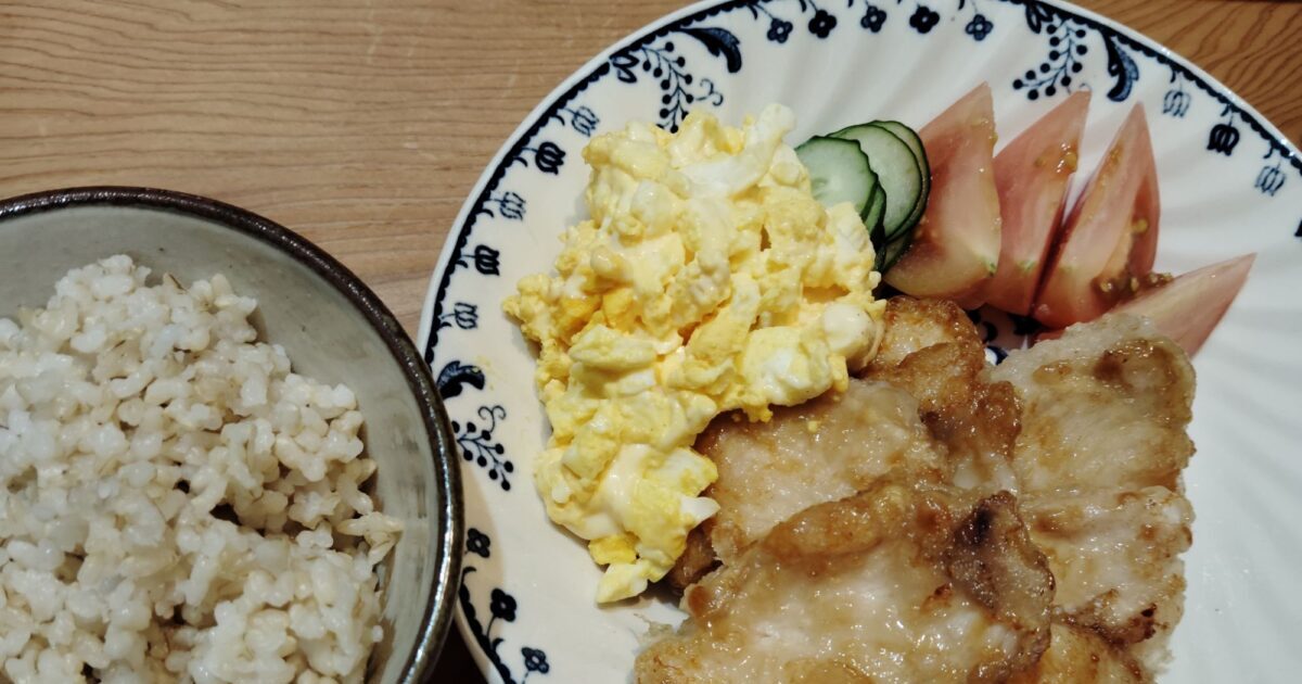 5分づき米。チキン南蛮、きゅうり、トマト、たまごサラダ。
