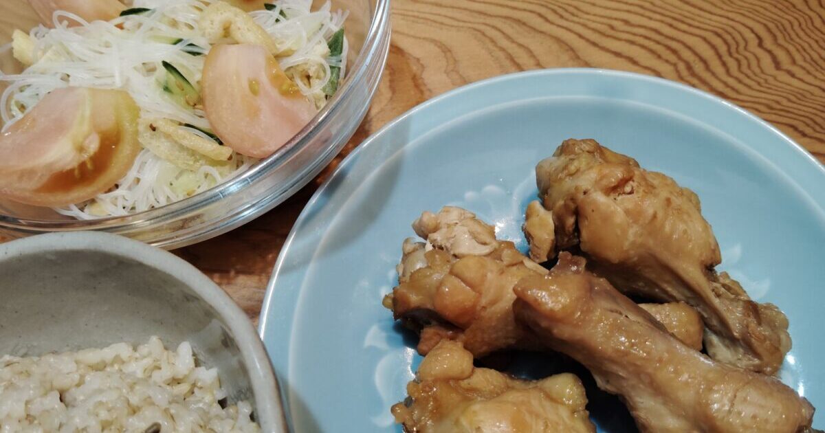 5分づき米。手羽物の甘酢煮。春雨の酢の物（あげ、きゅうり）、トマト。