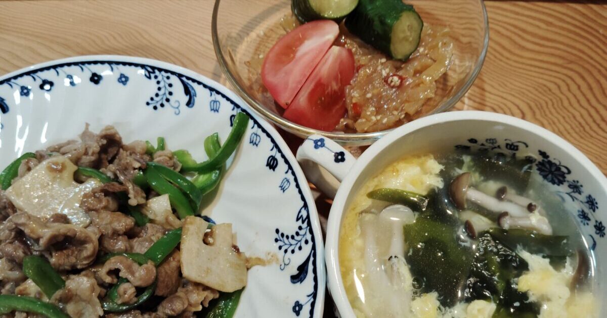 チンジャオロース。たまごスープ（わかめ、しめじ）。中華クラゲ、きゅうり漬け、トマト。