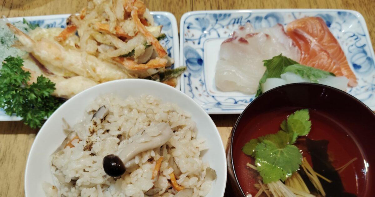 鯛めし。すまし汁（えのき、わかめ、みつば）刺身（鯛、サーモン、いか）。天ぷら（しそ、えび、かき揚げ）。